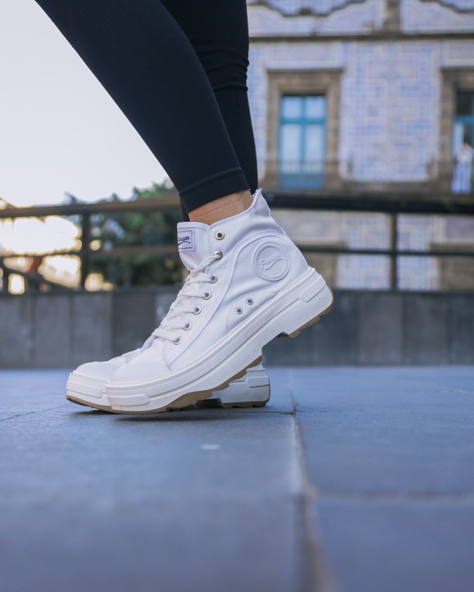 lavar tenis zapatos blancos de tela
