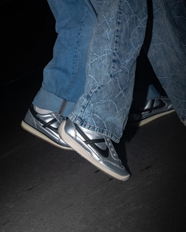 No te hagas, amas los reflectores: Nuevos Tenis Plateados